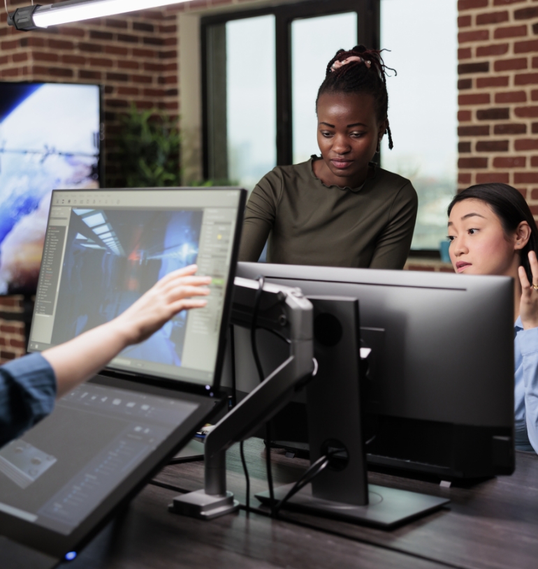 Business-experts-discussing-team-workflow