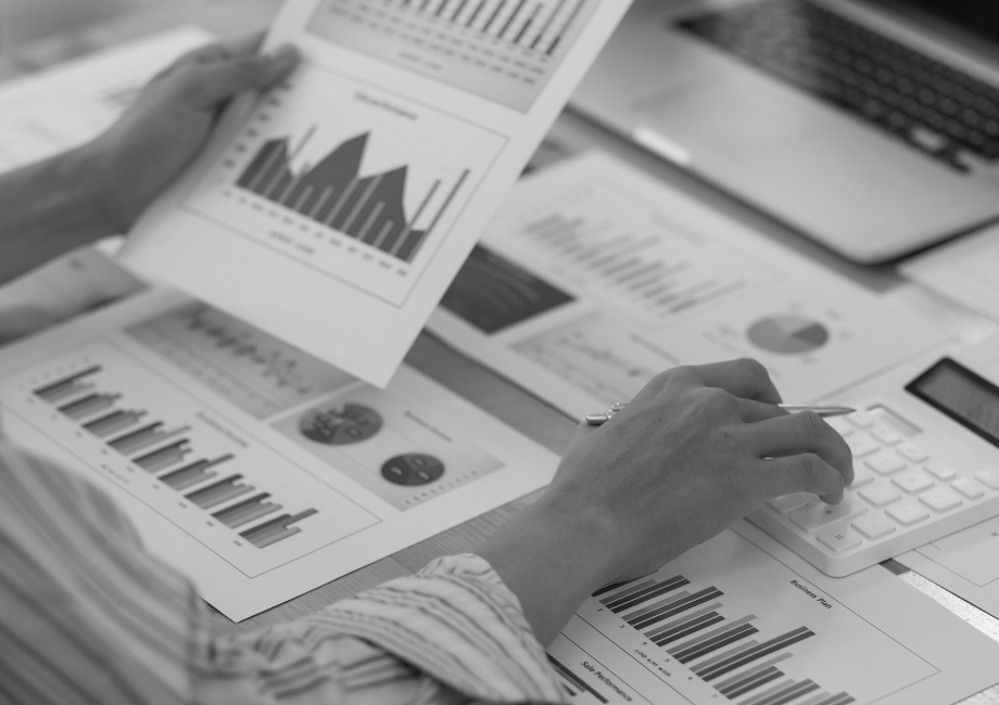 close-up-of-businessman-or-accountant-hand-holding